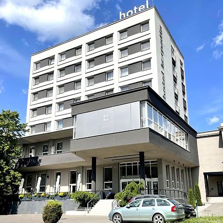 Humenné Hotel Karpatia מראה חיצוני תמונה